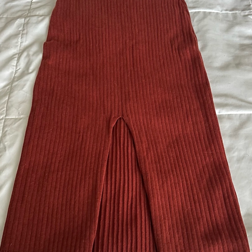 Chic Terracotta Ribbed Skirt with Slit